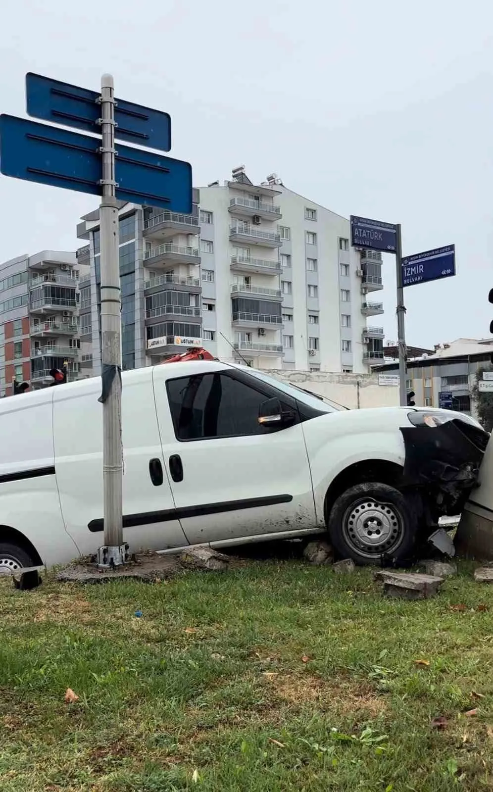 Aydın'da yağışlı havada yürekleri ağza getiren kaza: Trafoya çarparak durabildi