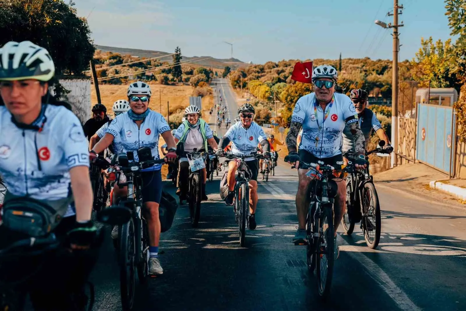 Didim'de pedallar farkındalık için döndü: Hem spor hem sosyal sorumluluk