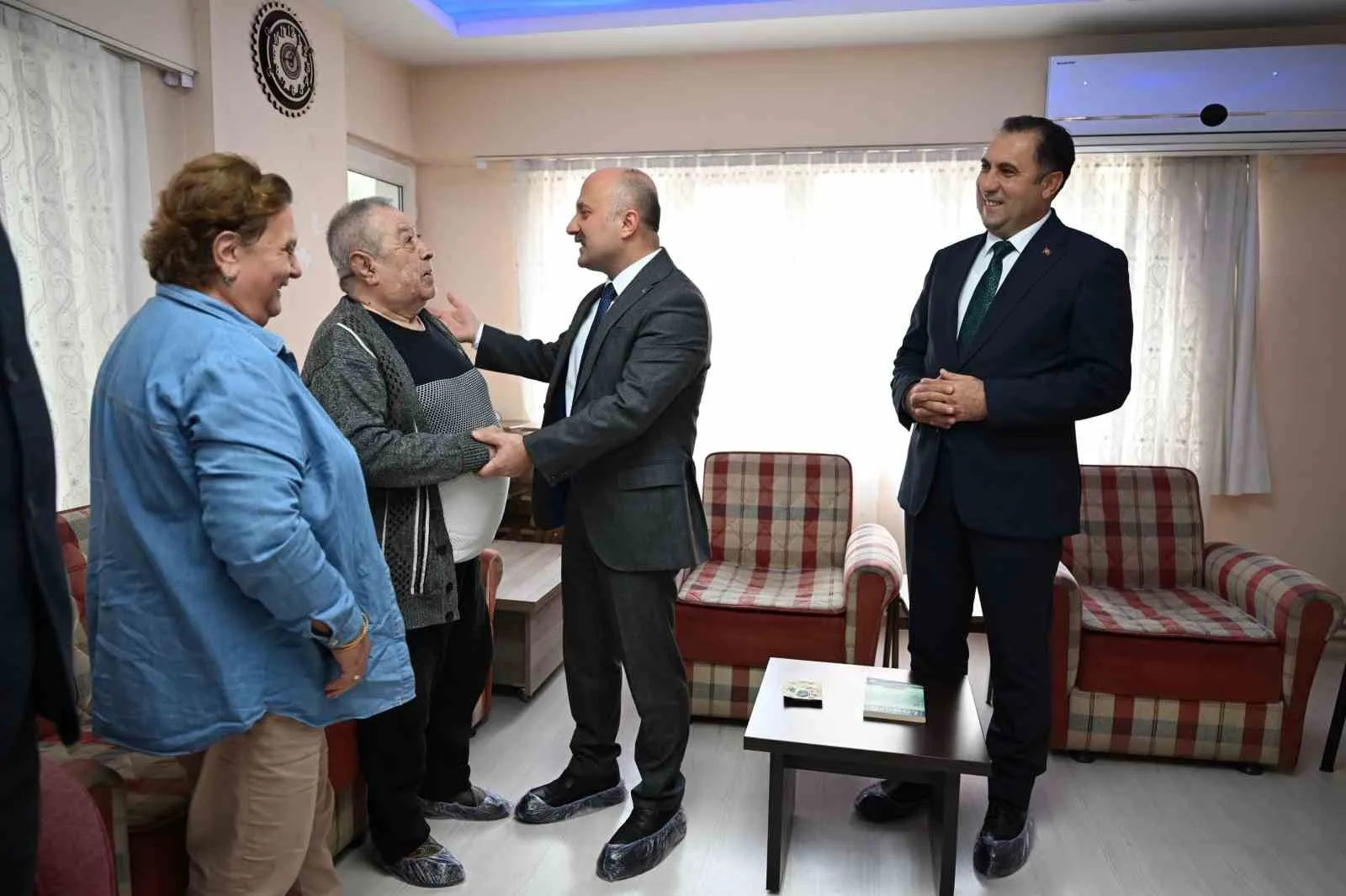 Vali Varol’dan anlamlı ziyaret: Görme engelli vatandaşlarla aynı satırlarda buluştu