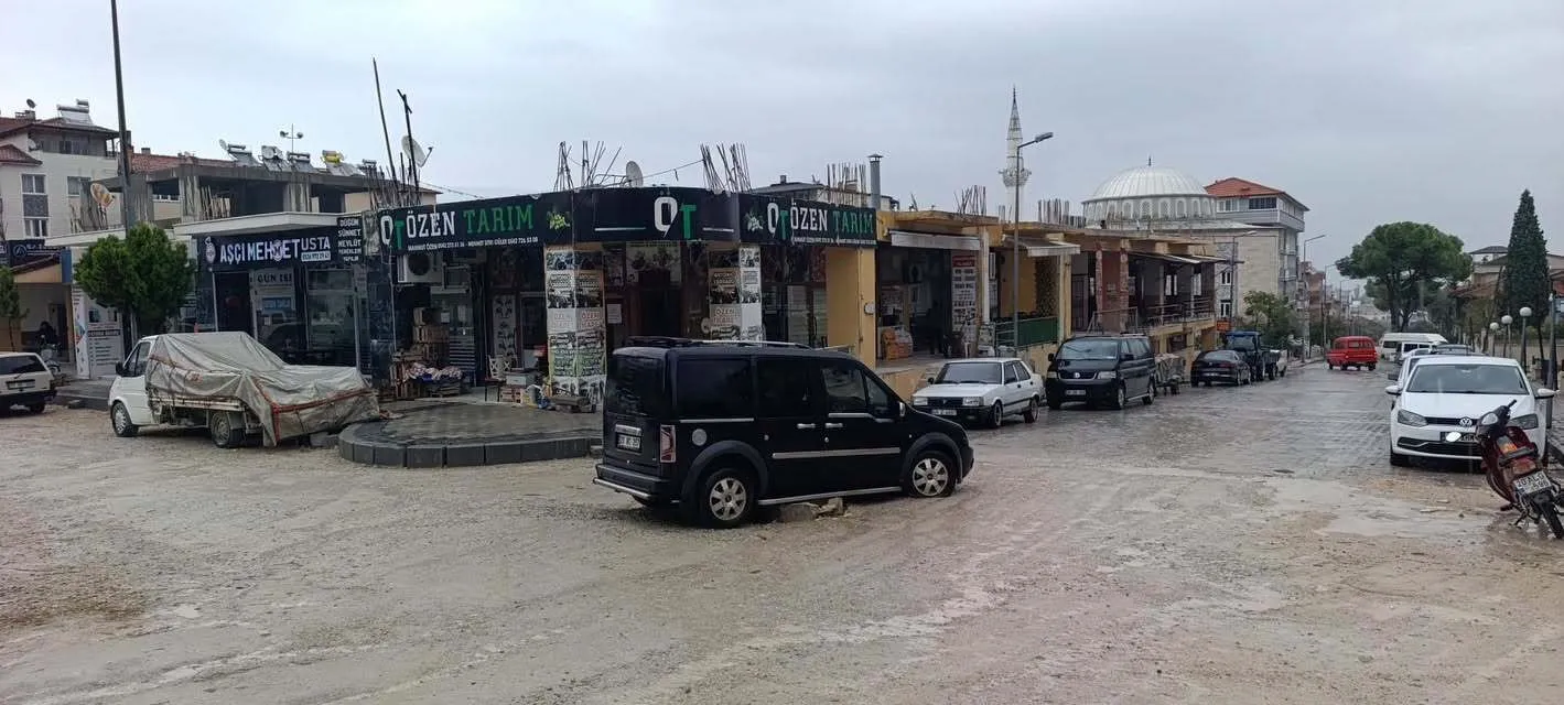 Buldan’da belediye çalışmaları sürücüleri isyan ettirdi: Rögar kapağı aracı askıda bıraktı