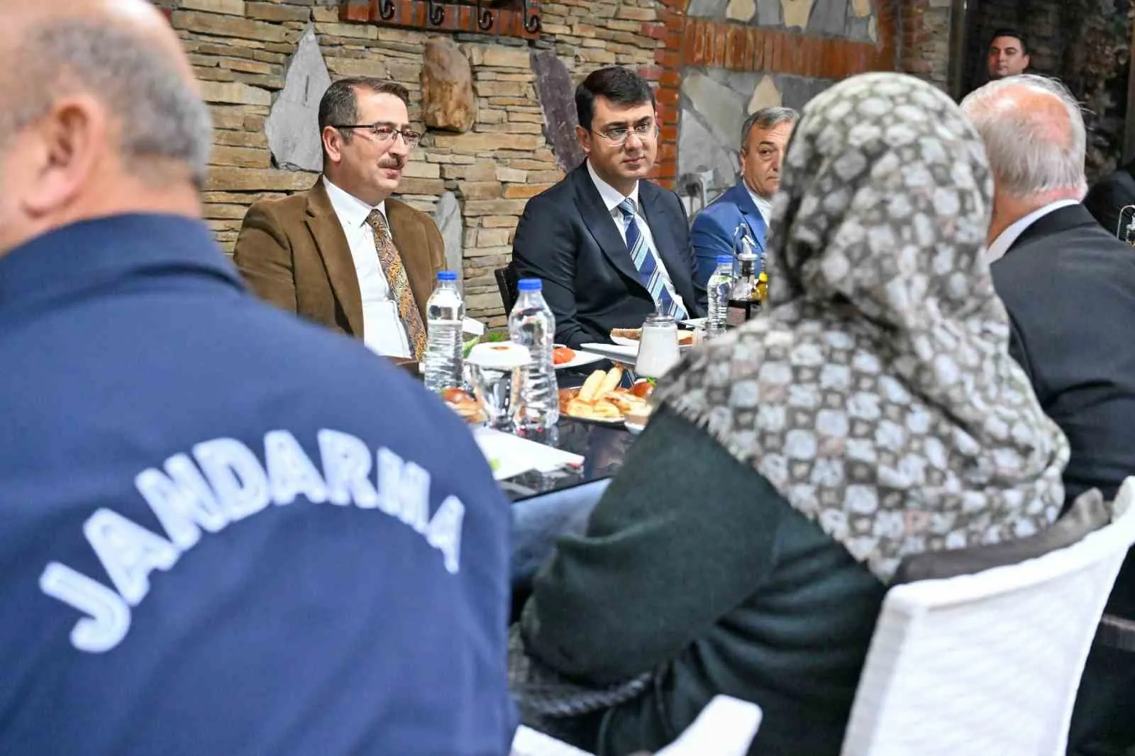 Uşak'ta vefa buluşması: Vali Kartal kahramanların yakınlarını ağırladı