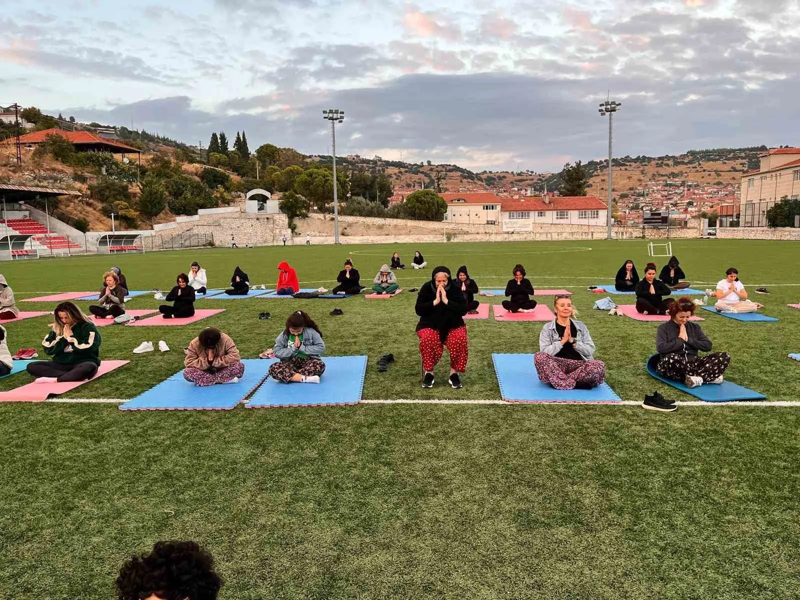 Güney'de spor rüzgarı: Kadınlar matlarını alıp sahaya indi