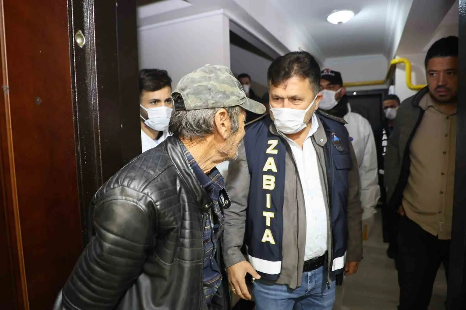 Manisa'da mahalleliyi canından bezdiren ev: 6 kamyon çöp çıktı