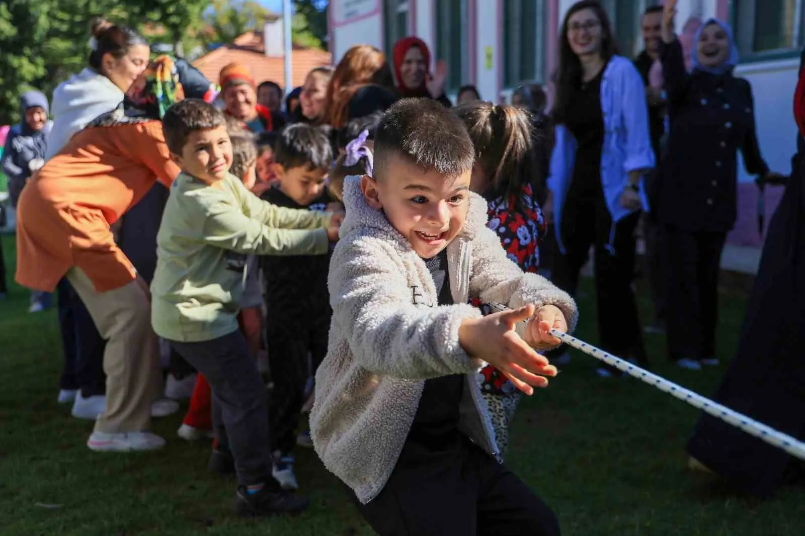 Ekranları bıraktılar, bahçede çocukluklarına döndüler: Çameli’de kuşaklar arası oyun şöleni
