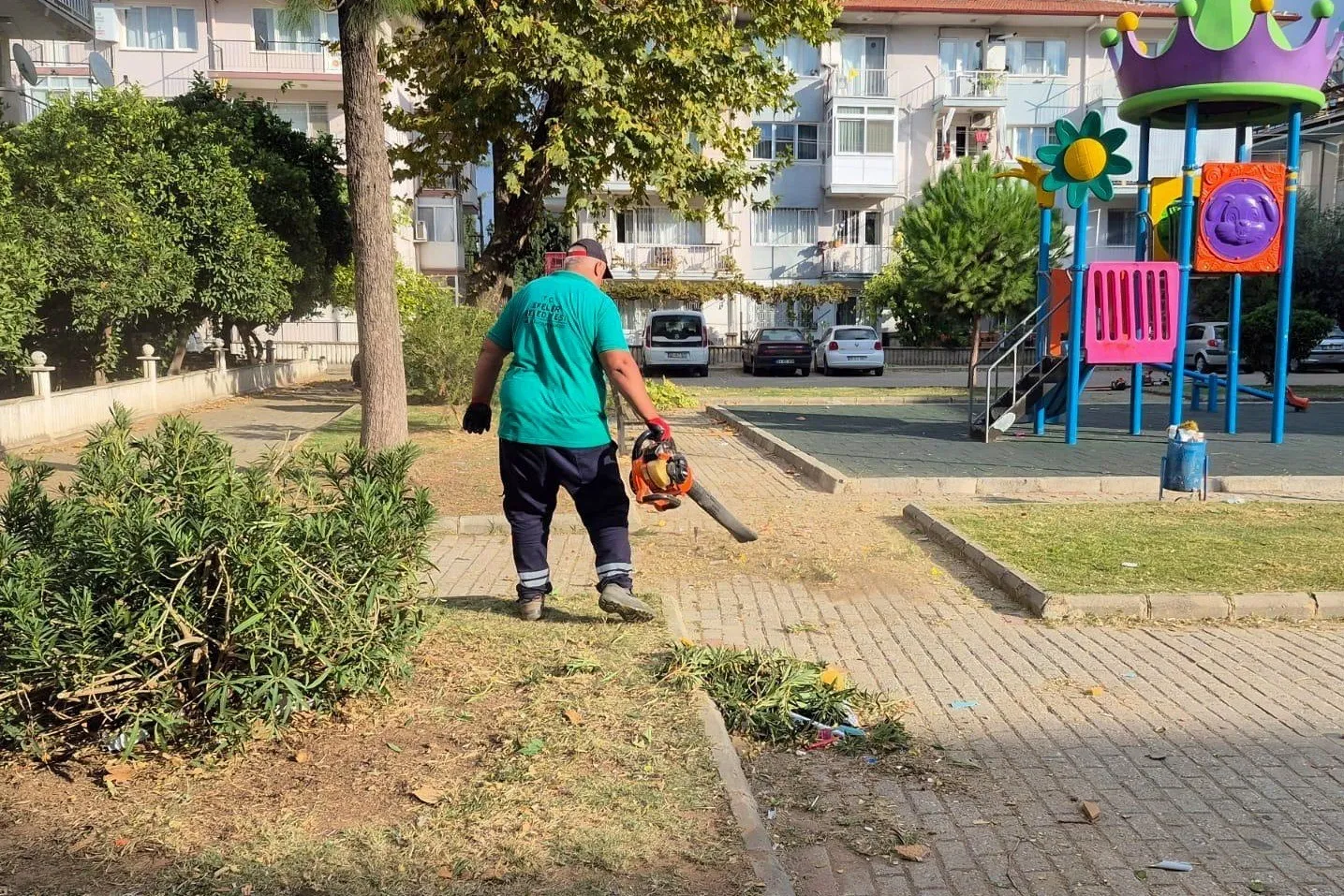 Efeler’de yeşil seferberlik: Parklar yaza hazırlanıyor