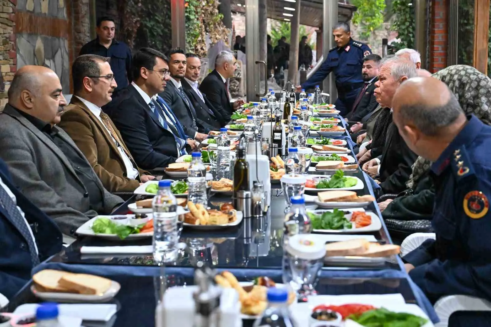 Uşak'ta vefa buluşması: Vali Kartal kahramanların yakınlarını ağırladı