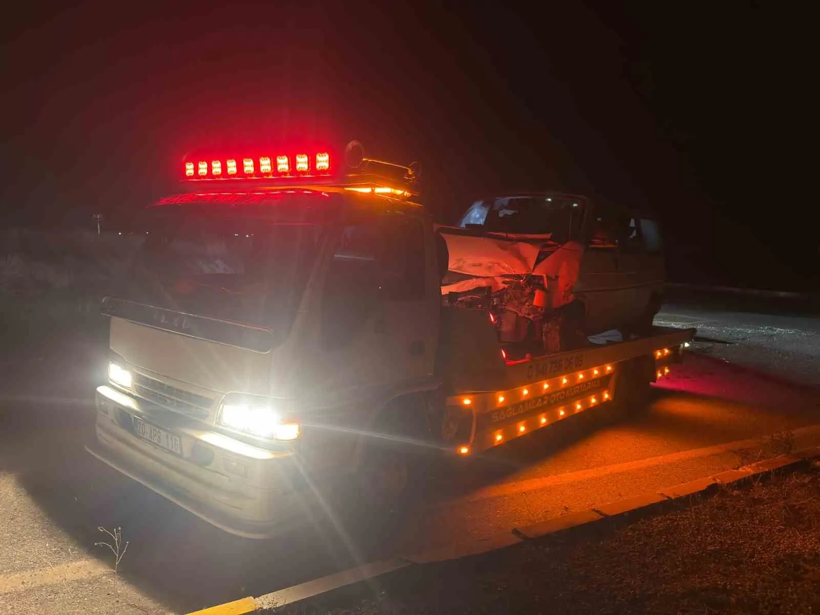 Emirdağ yolunda korkutan kaza: Kamyonet hurdaya döndü