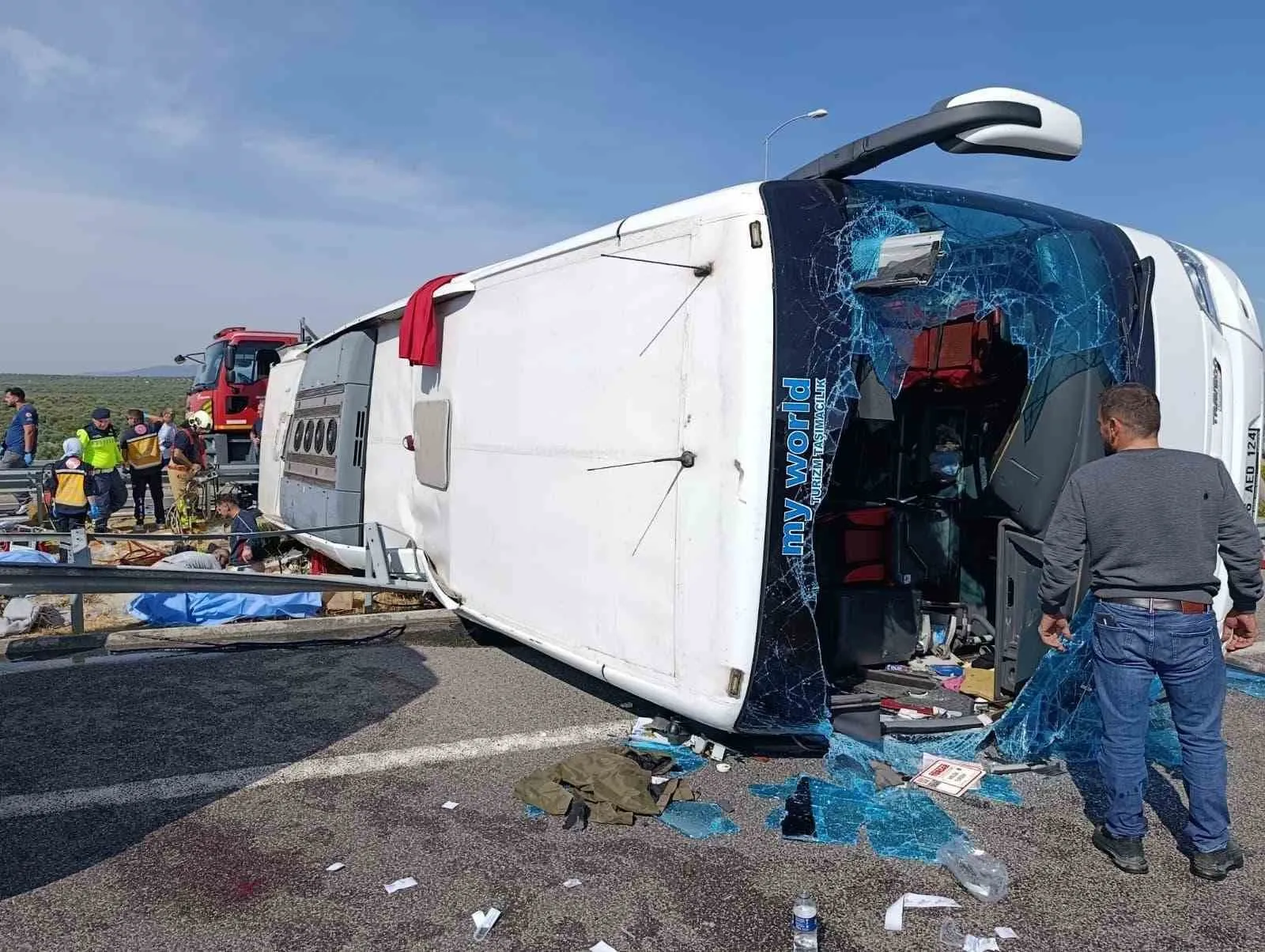 Manisa'da otoban faciası: Yolcu otobüsü ve çekici çarpıştı, acı bilanço ağır