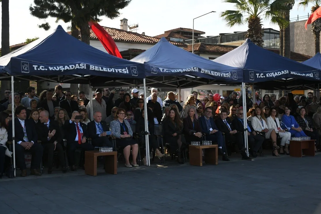Kuşadası’nda bayram sofrası dünya kardeşliğiyle kuruldu: Müze için anlamlı armağanlar