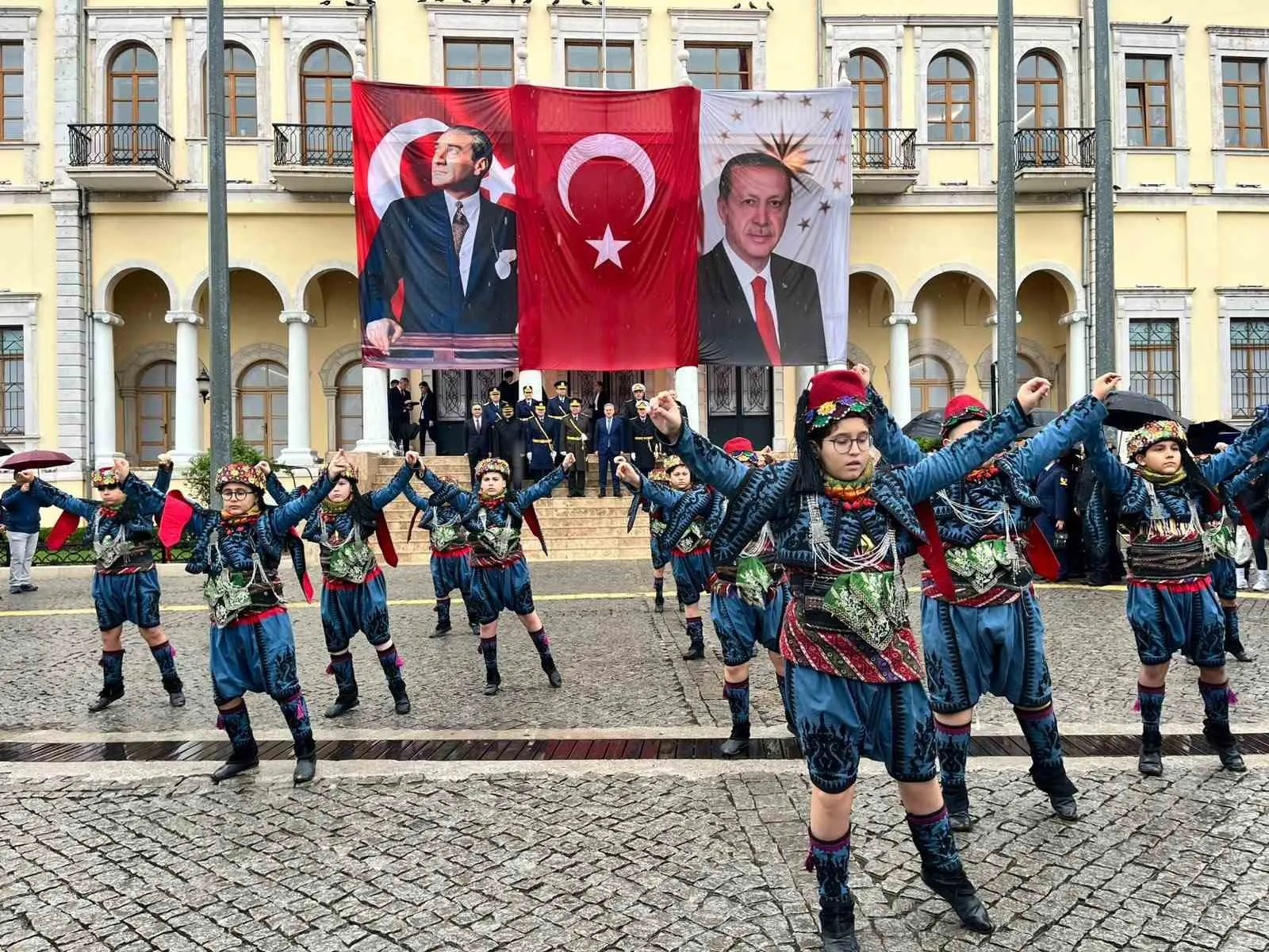 İzmir’de Cumhuriyet coşkusu tezgahta hayat buldu: Anlamlı hediye Vali Elban’a sunuldu