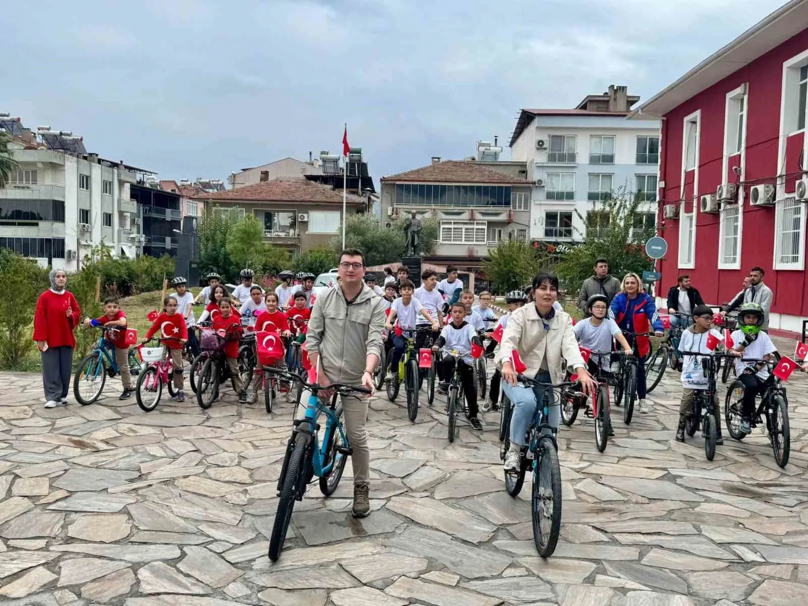 Bozdoğan sokaklarında Cumhuriyet rüzgarı: Miniklerden anlamlı sürüş