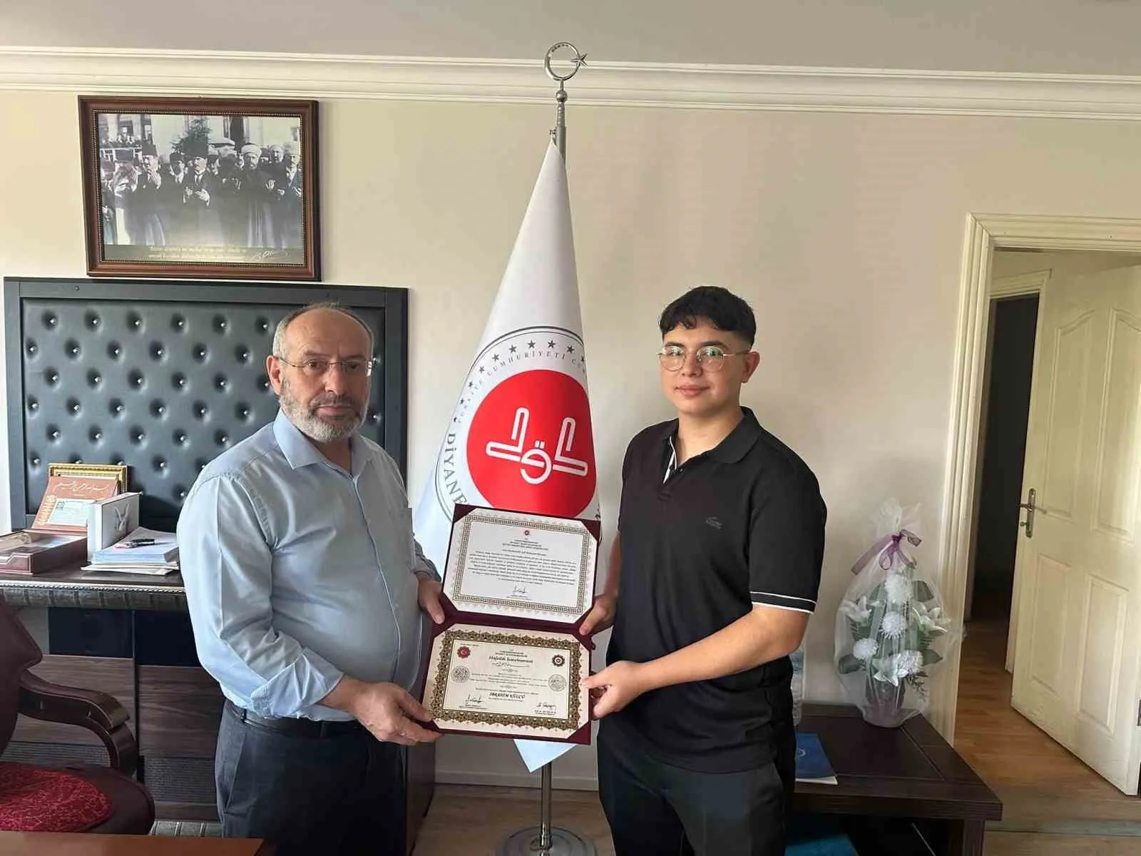Salihli’de gurur tablosu: Hafızlık tacını takan gençler belgelerine kavuştu