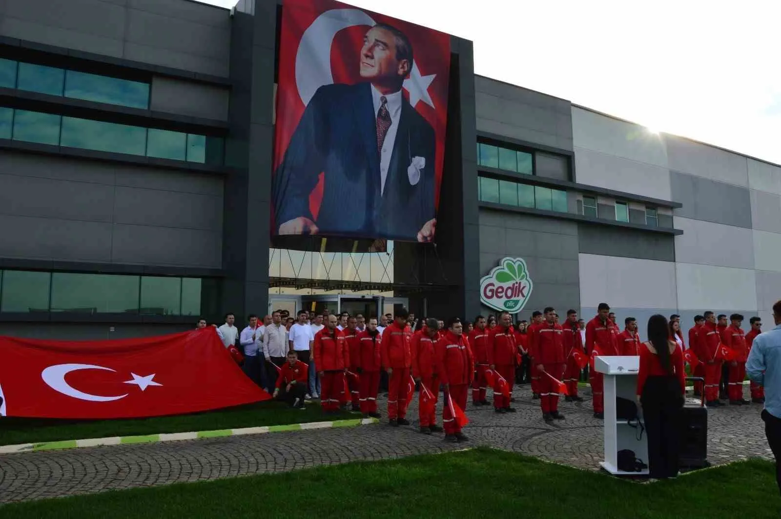 Gedik Piliç’te 29 Ekim gururu: Dev kadro Cumhuriyet için bir araya geldi
