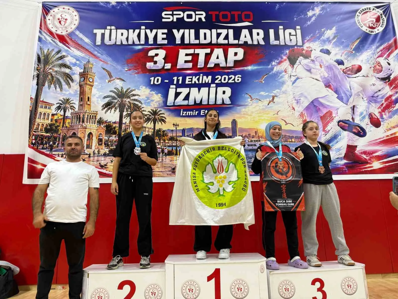Karate minderinde Manisa fırtınası: 63 madalyayla gelen zafer