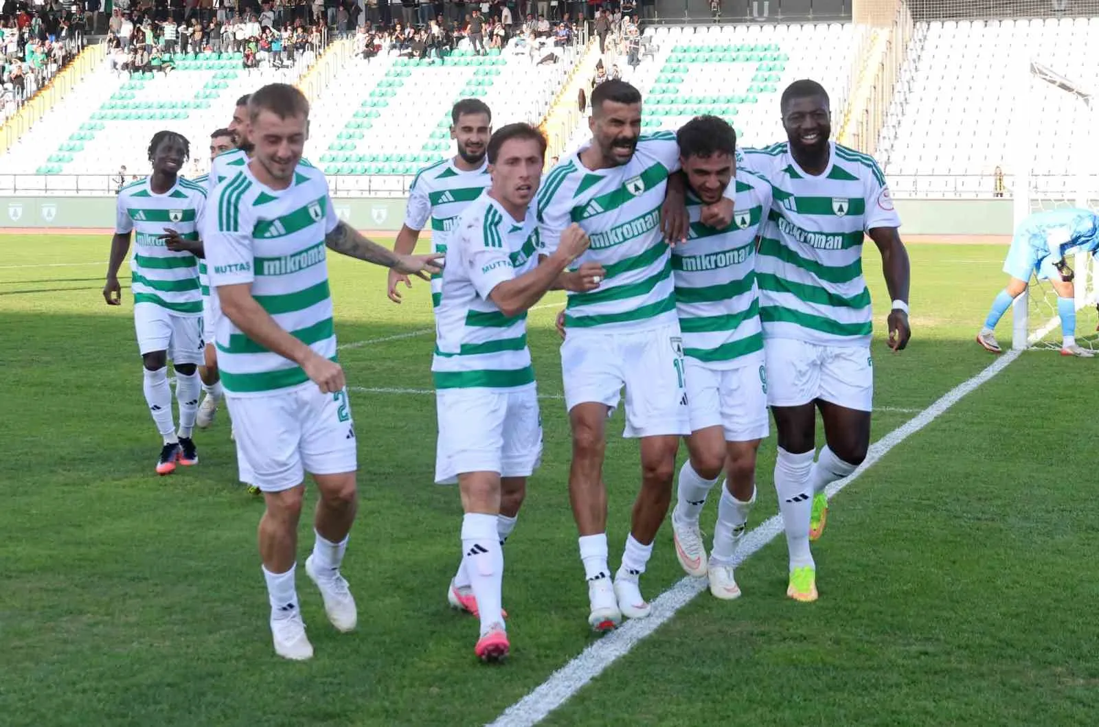 Muğlaspor fırtınası Atatürk Stadı'nı yıktı geçti: İstanbulspor'a gol yağmuru