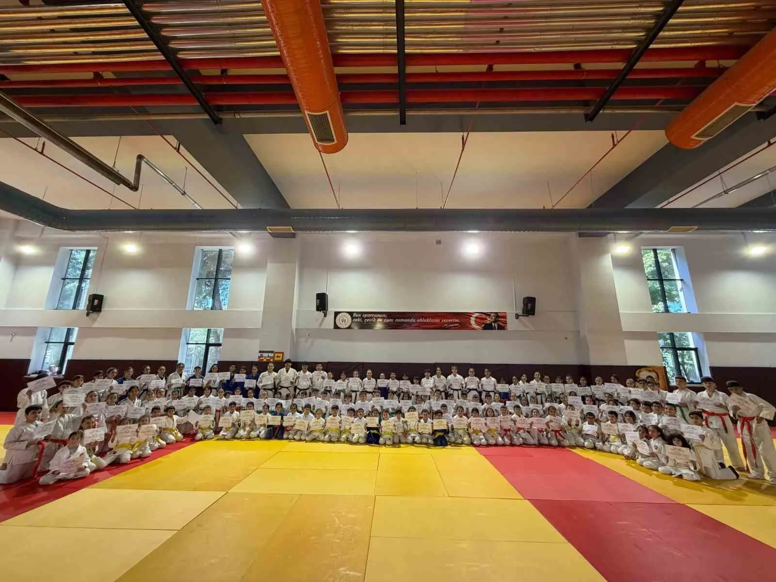 Salihli’de judo heyecanı: 300 sporcu yeni kemerleri için mindere çıktı