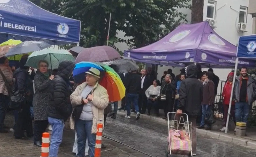 Merkezefendi’de sağanak altında demokrasi nöbeti: Başkan Doğan’ın gözaltına alınmasına tepki yağdı