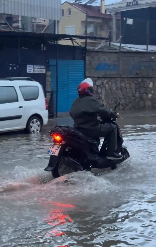 Fethiye'de gökyüzü boşaldı: Tarım arazileri ve evler sular altında kaldı