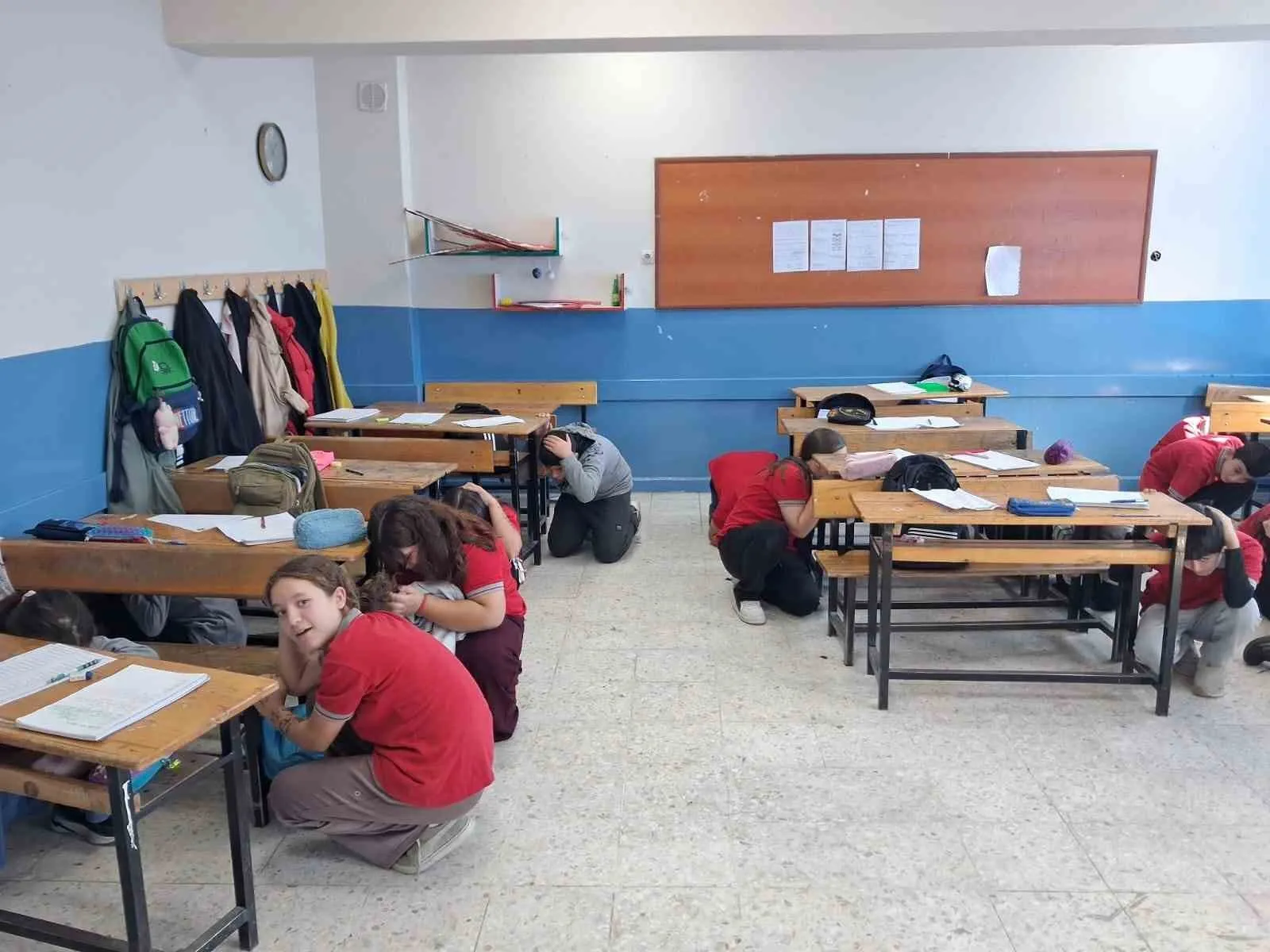 Manisa'da afet bilinci dersi: Öğrenciler saniyeler içinde güvenli alana ulaştı