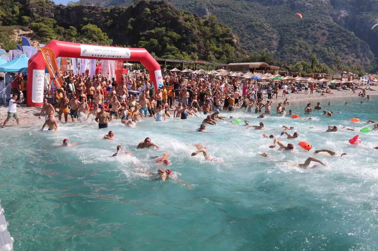 Ölüdeniz’in turkuaz sularında dev buluşma: 1600 sporcu kulaç attı