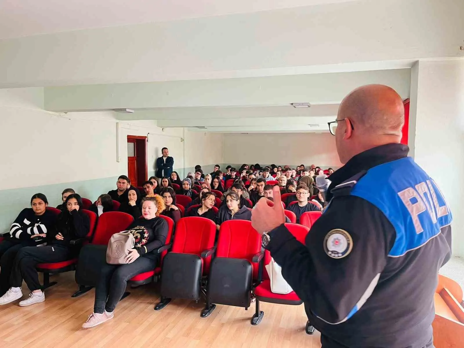 Afyonkarahisar’da gençlere rehberlik: Polis ekipleri okul sıralarına indi