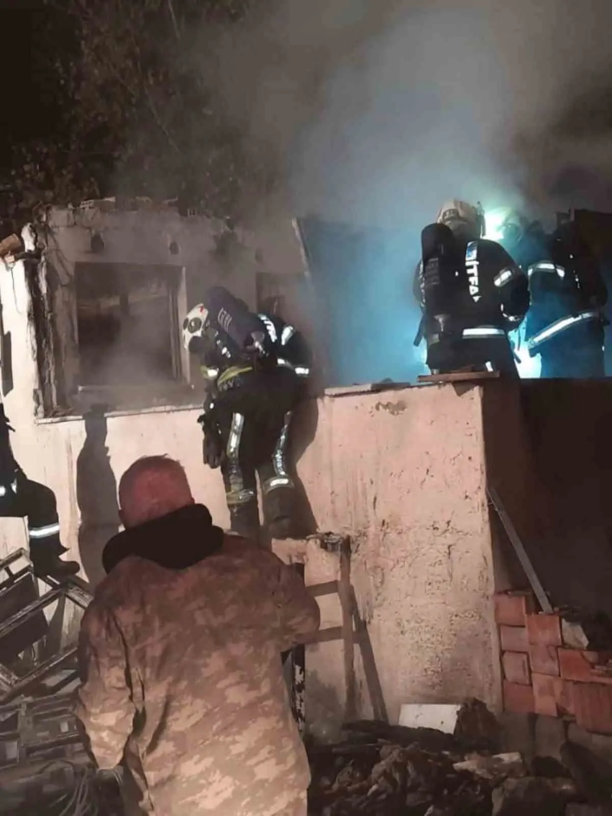 Denizli'de korku dolu anlar: Bir ev alevlere teslim oldu