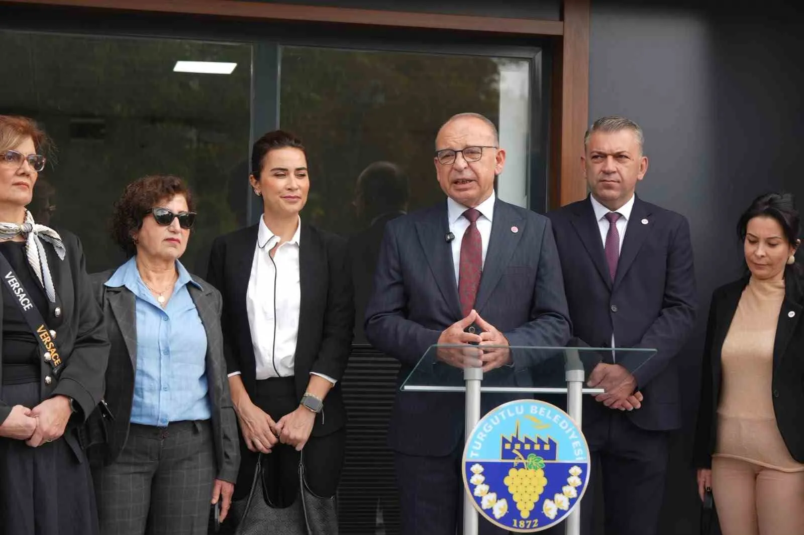 Turgutlu’da bürokrasiyi mahalleliye getiren hamle: Hizmet ayağa geldi