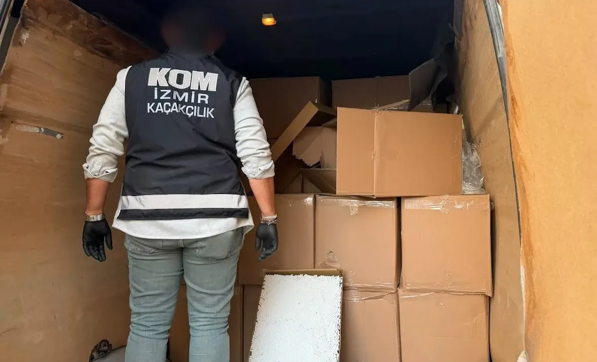 Bornova'da kaçakçılık operasyonu: Minibüsü mobil depoya çevirmişler