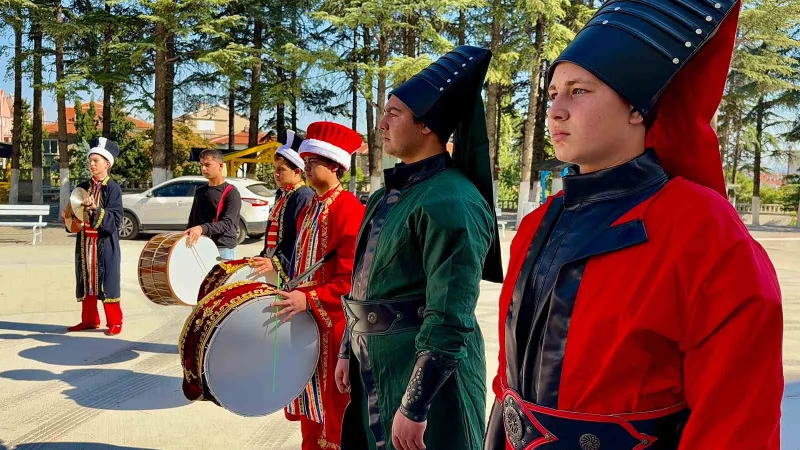 Bolvadinli gençler tarihin sesini yeniden yükseltiyor: 30 kişilik dev mehter takımı kuruldu