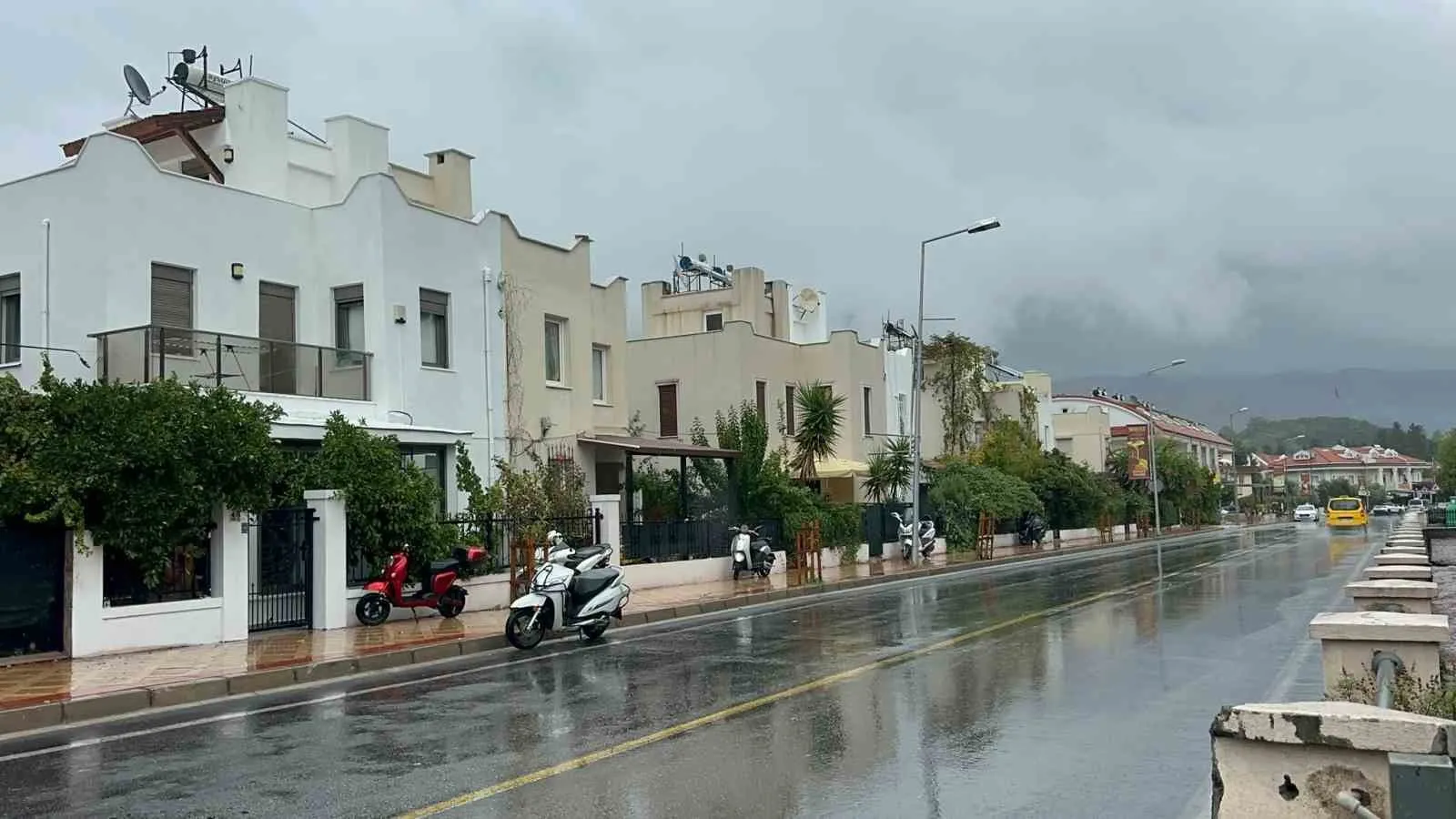 Marmaris’te beklenen yağışlı hava dalgası giriş yaptı