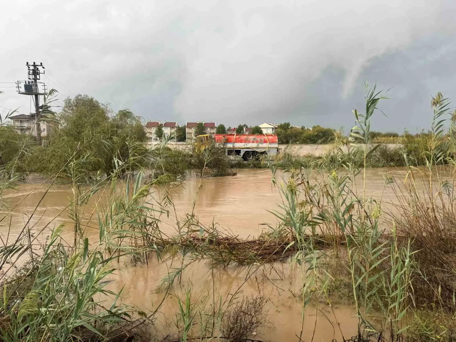 Dalaman'da kabus dolu saatler: Tersakan Çayı taştı, ilçe sular altında kaldı