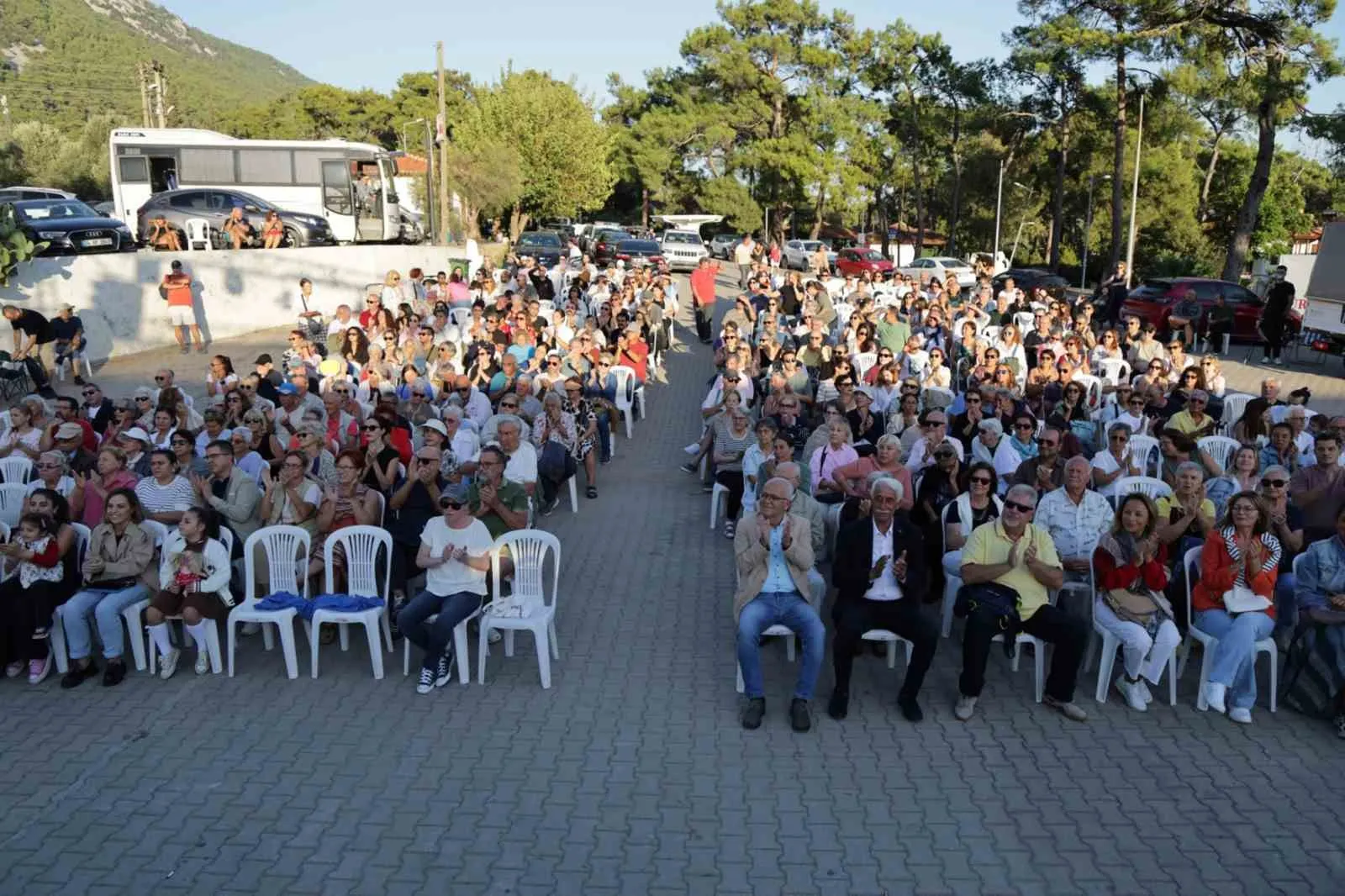 Akyaka'da sanat ve vefa buluşması: Efsane isimler unutulmadı