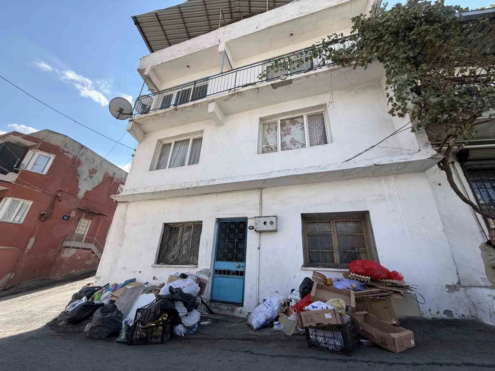 İzmir'in göbeğinde 17 yıllık kabus: Çöp ev mahalleliyi canından bezdirdi