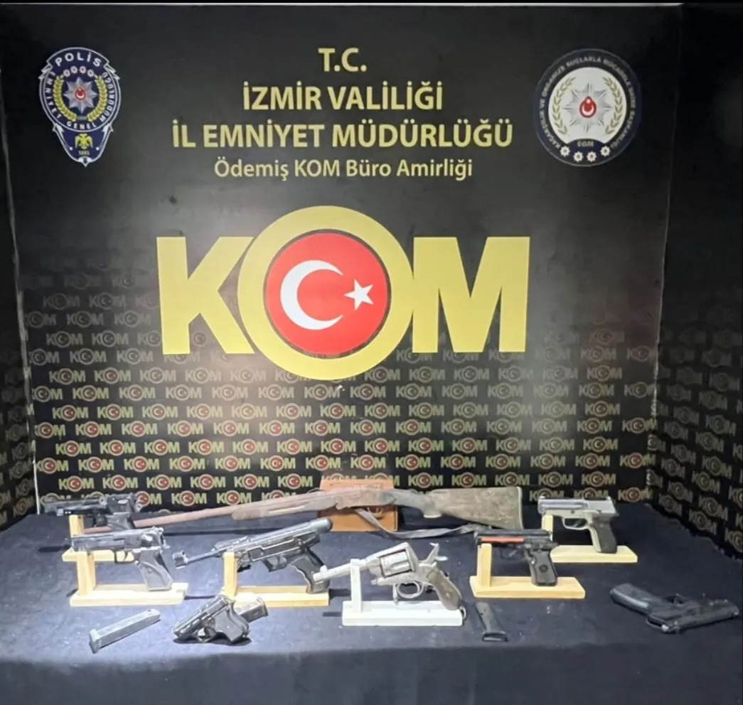 Tire'deki depoya şafak operasyonu: Silah koleksiyonu polise takıldı