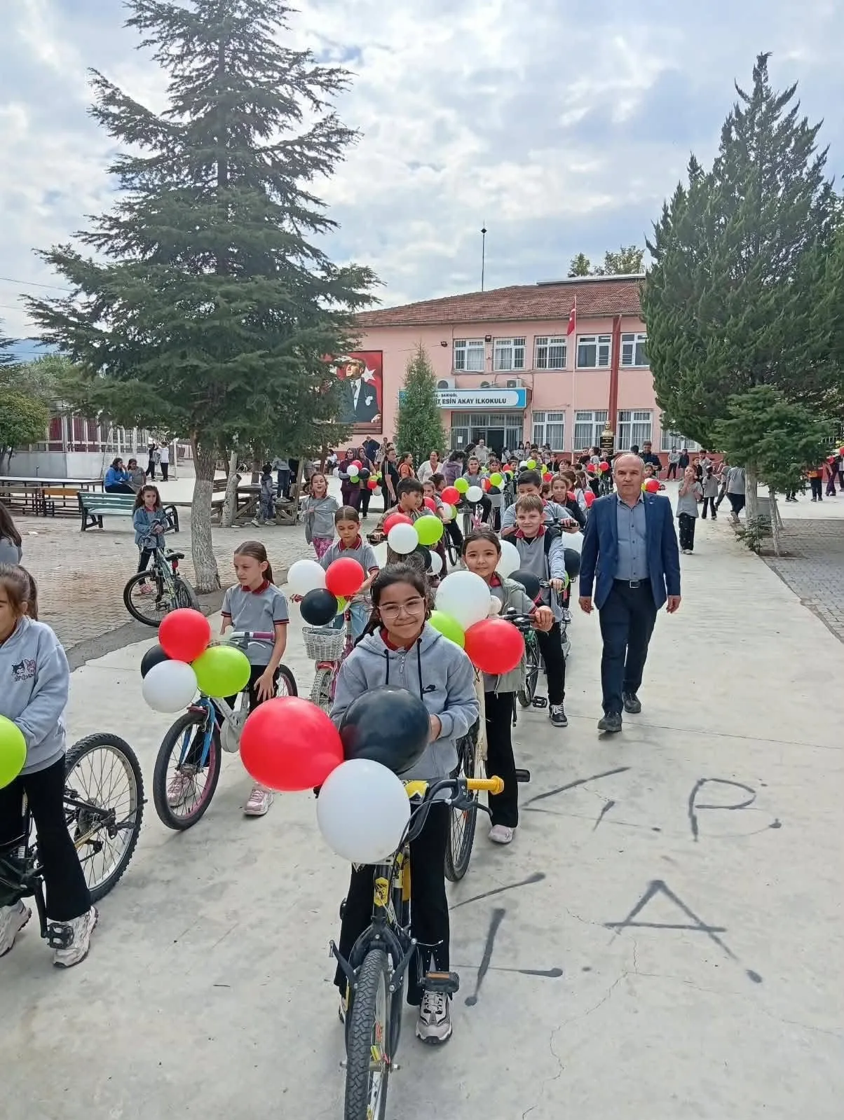 Sarıgöl’ün minik kalplerinden Gazze’ye umut dolu mesaj: Gökyüzü çocuklara kalsın