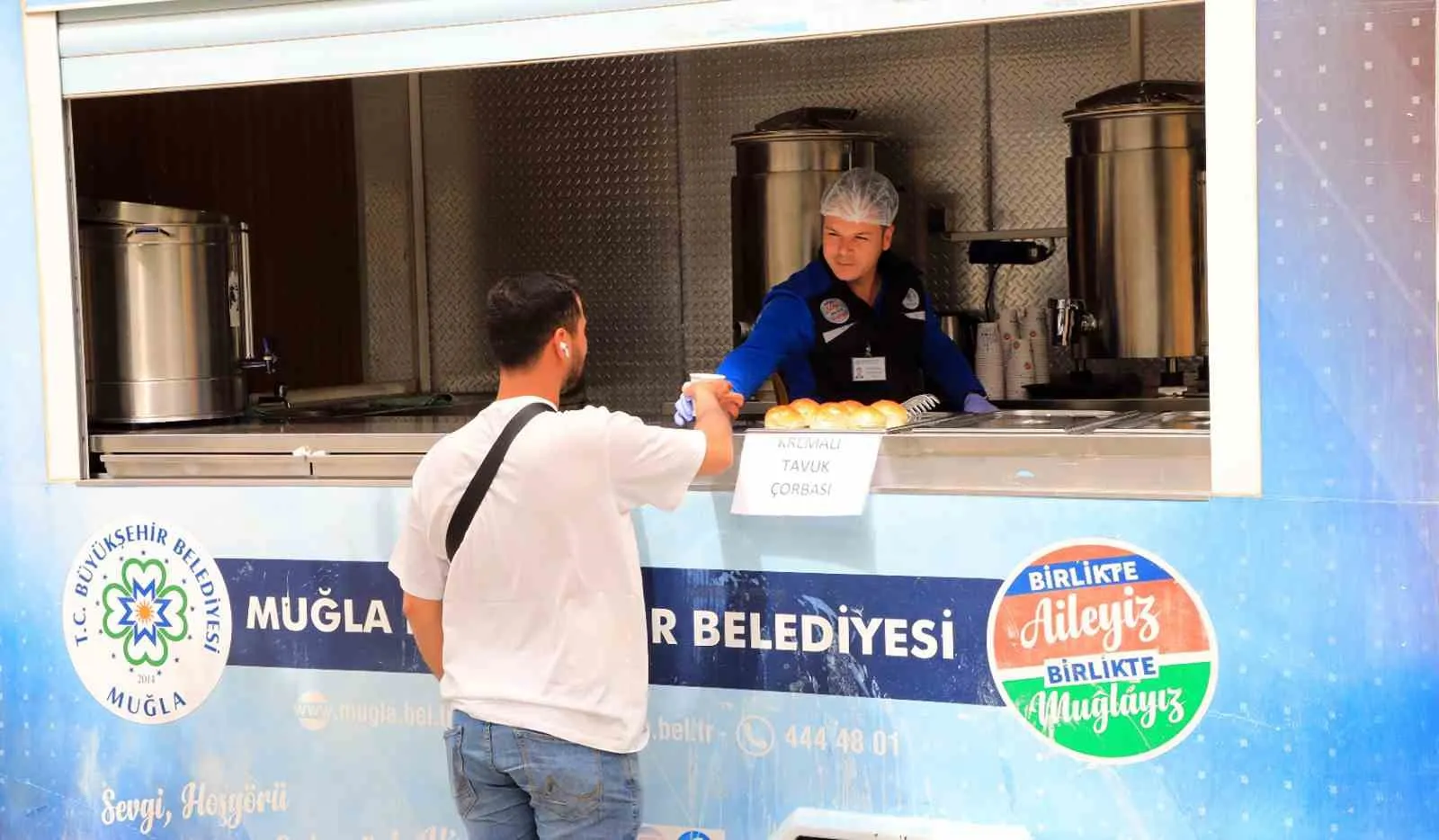 Muğla'da öğrencilerin sabah enerjisi Büyükşehir'den: Güne sıcak bir başlangıç