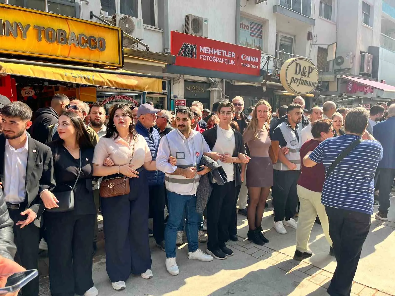 İzmir'deki eylemde skandal müdahale: Partililer gazetecilere basın kartı sordu