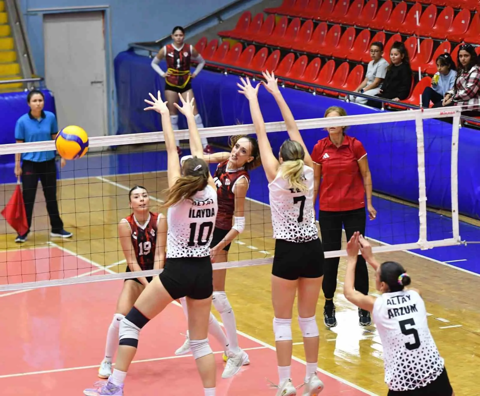 Yunusemre'nin Sultanları'ndan nefes kesen zafer: Altay'a geçit yok