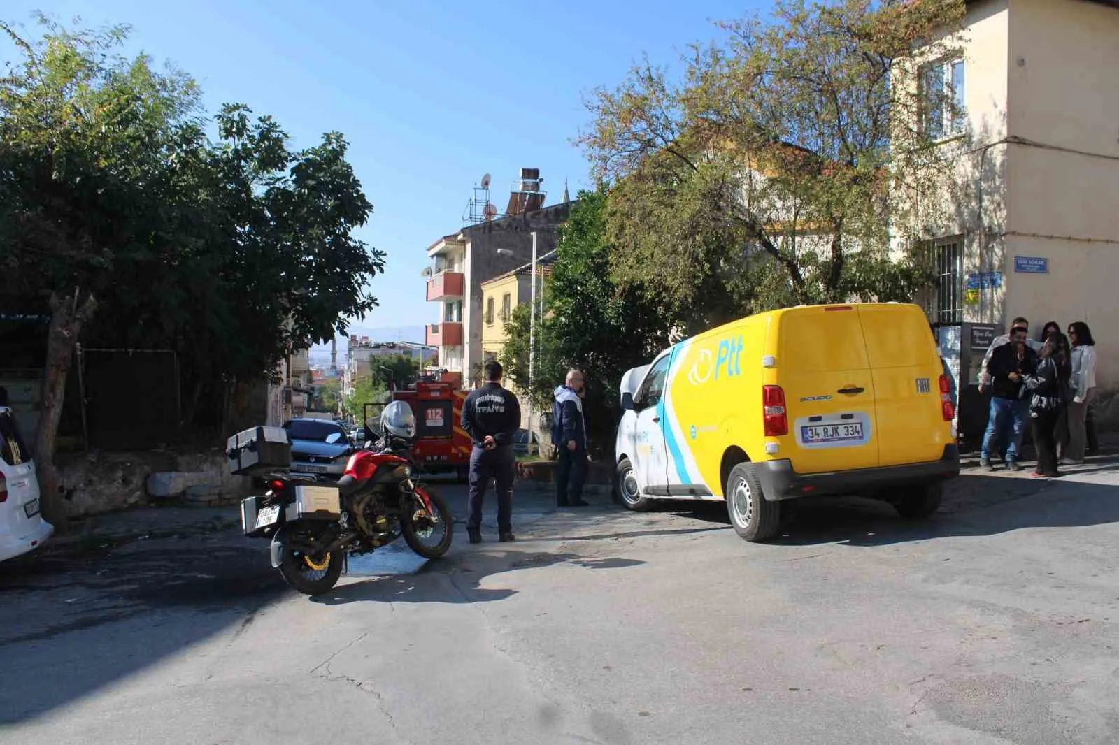 Efeler'de PTT aracında korkutan dumanlar: Ekipler teyakkuza geçti
