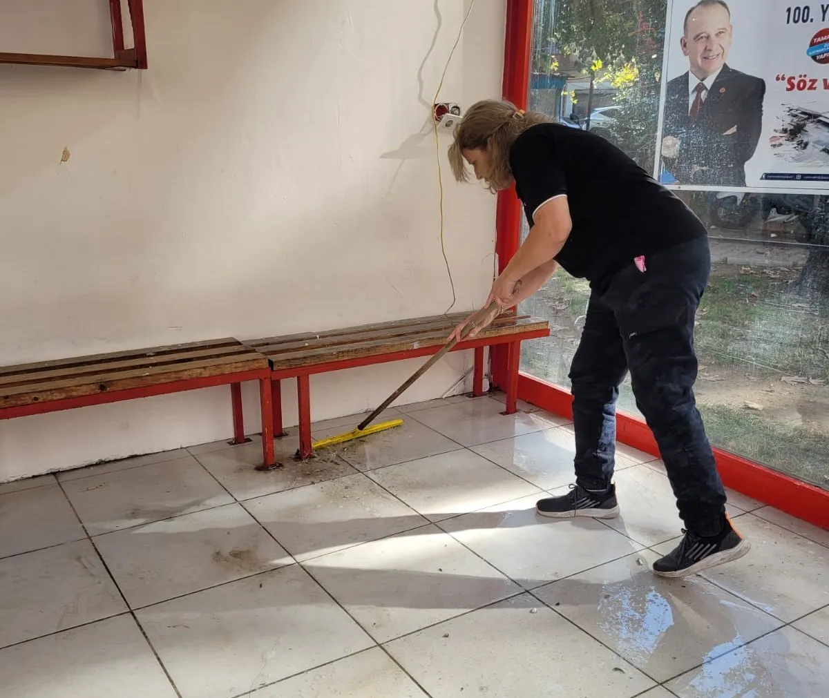 Turgutlu’da duraklar pırıl pırıl: Belediye ekiplerinden hijyen mesaisi