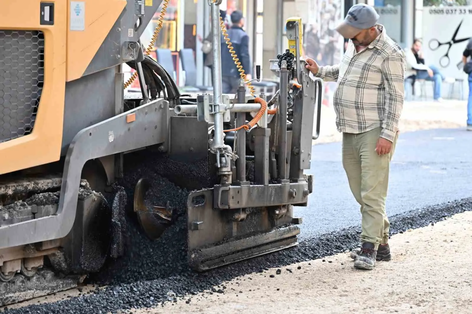 Muradiye’de çamurlu yollar tarih oluyor: Kış öncesi asfalt seferberliği