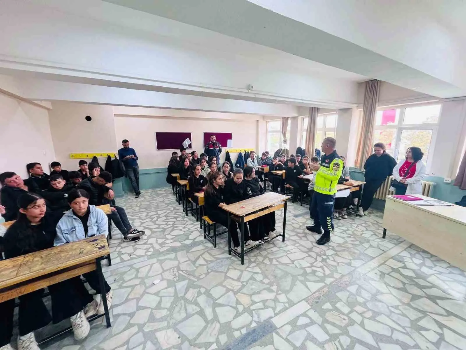 Minik öğrencilere trafik dersi: Kocaöz’de dedektiflik dönemi başladı