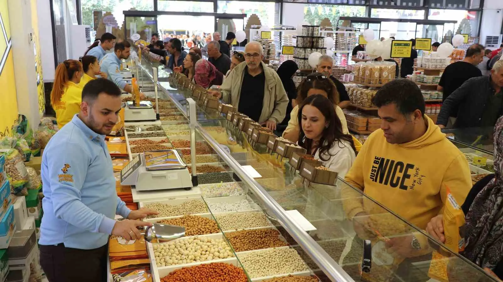 Antalya’da leblebi kuyruğu: Gece yarısı sıraya girdiler, mağazanın önü doldu taştı