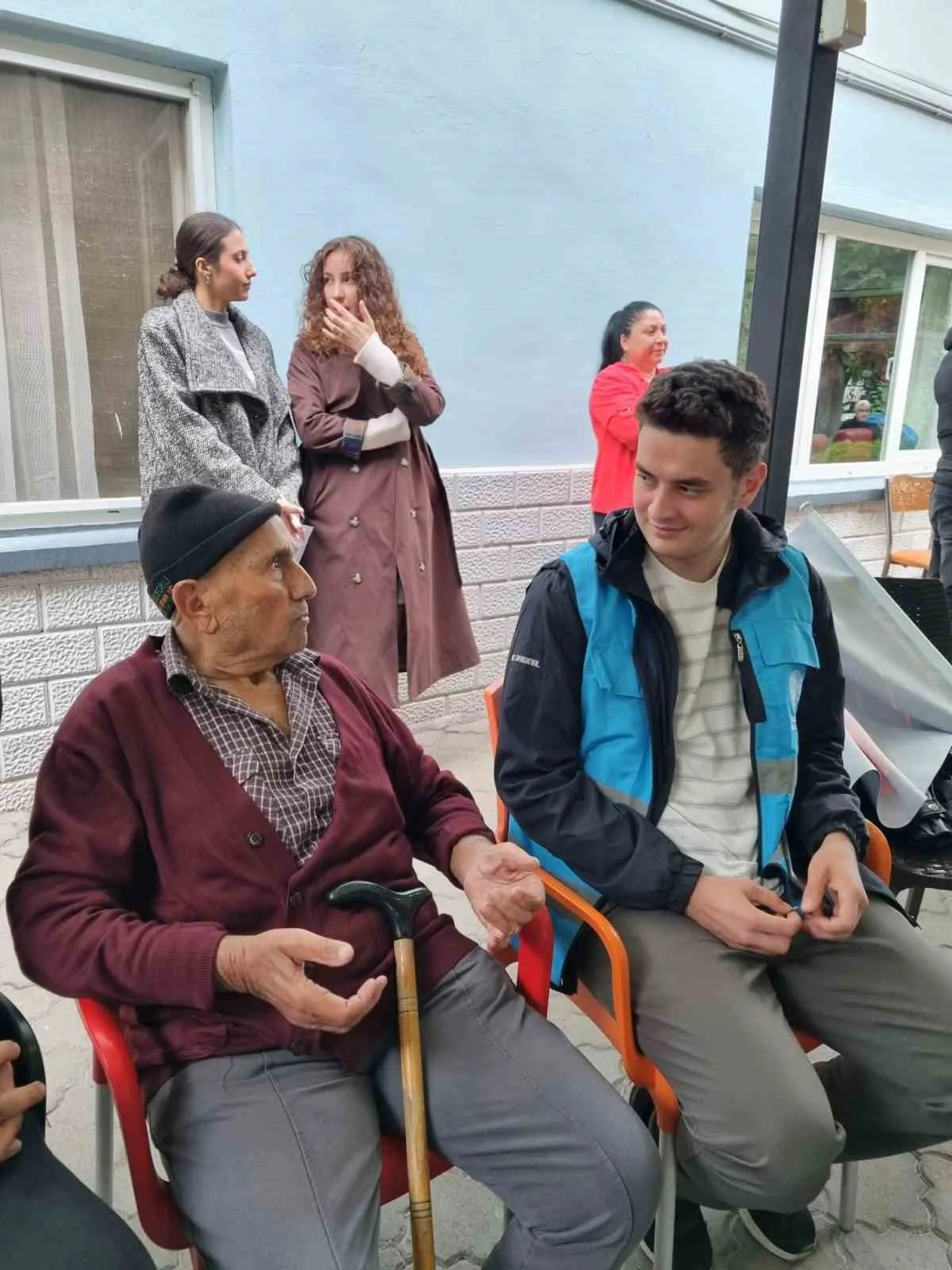 Toprakta filizlenen dostluk: Gençler ve huzurevi sakinleri aynı saksıda buluştu