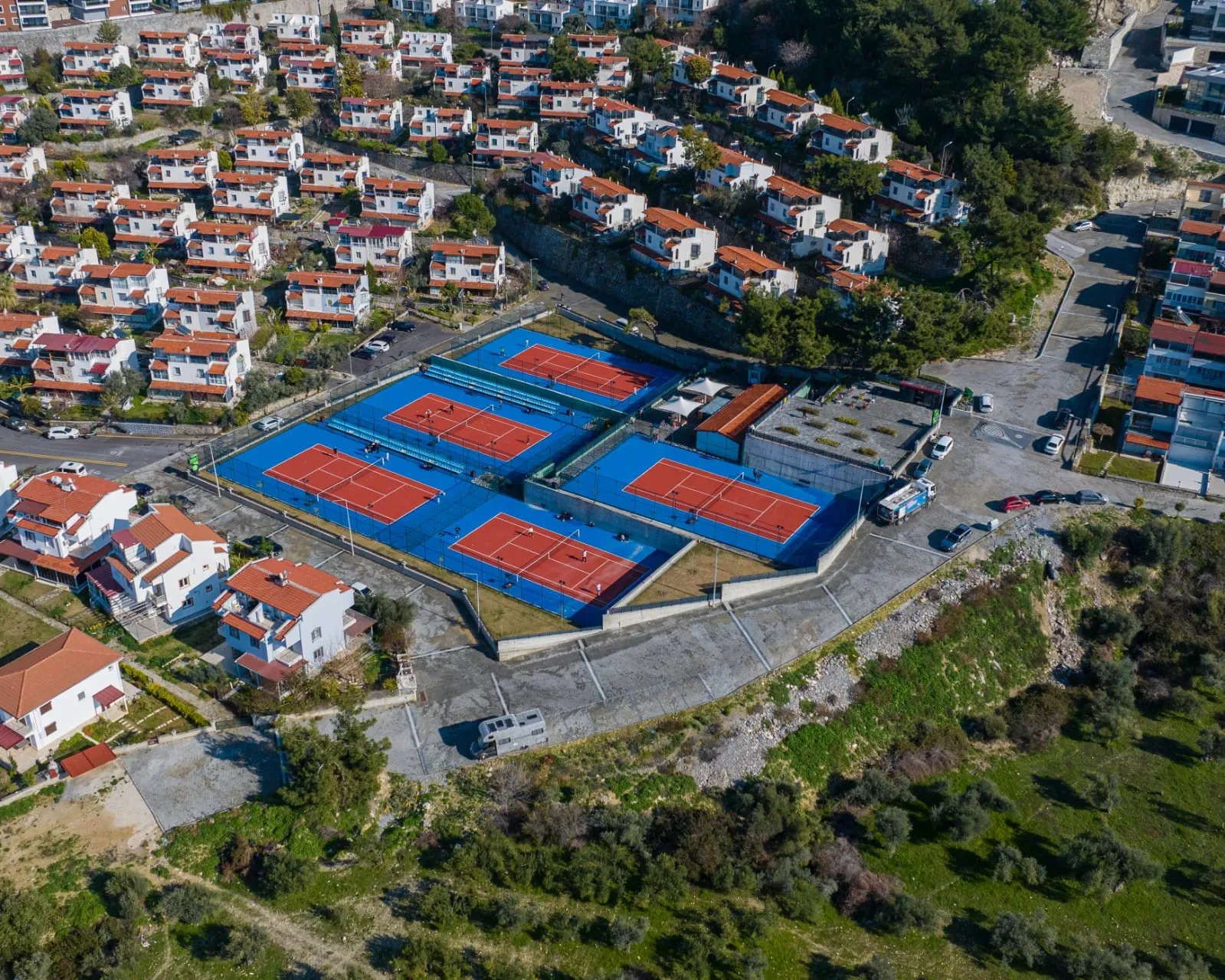 Kuşadası kortlarında Cumhuriyet coşkusu: 86 sporcu şampiyonluk için ter döküyor