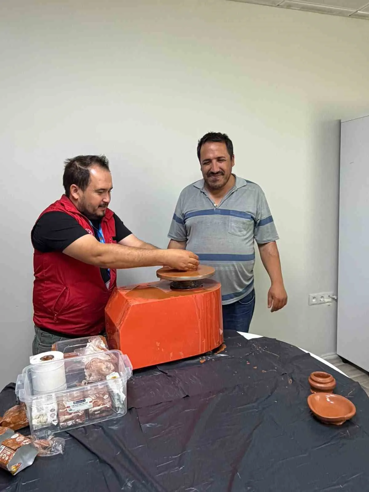 Çamur ellerde hayat buldu: Engelsiz sanat atölyesi yüzleri güldürdü