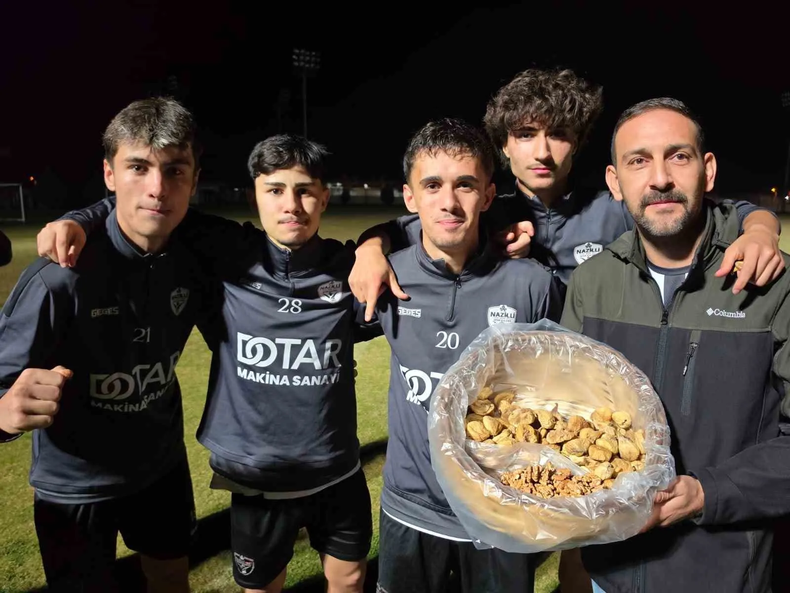 Nazilli'de Sazlı Gençlikspor mesaisi: Taraftardan takıma incirli moral desteği