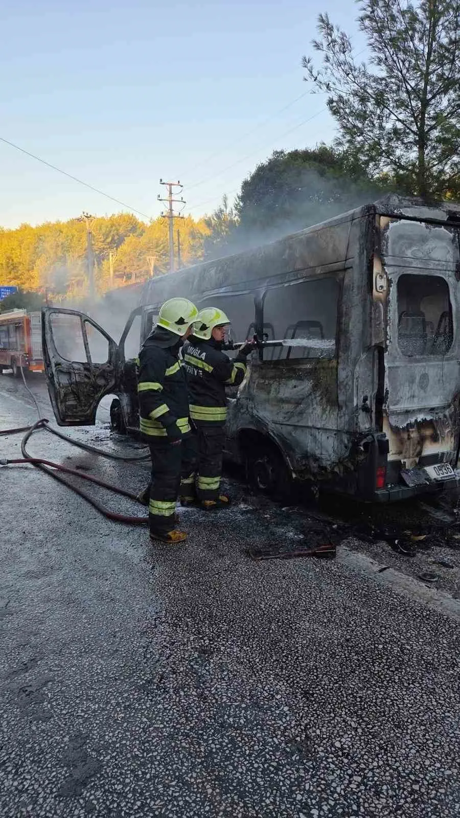 Bodrum'da korku dolu anlar: Okul servisi alevlere teslim oldu