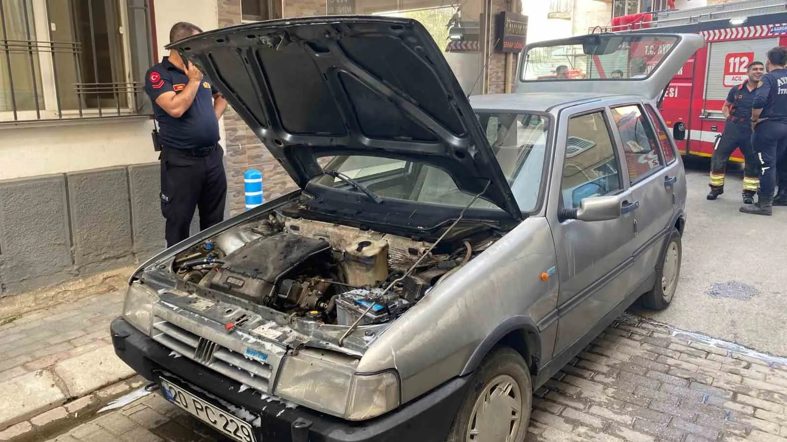 Efeler'de korku dolu anlar: Seyir halindeki araç alevlere teslim oldu