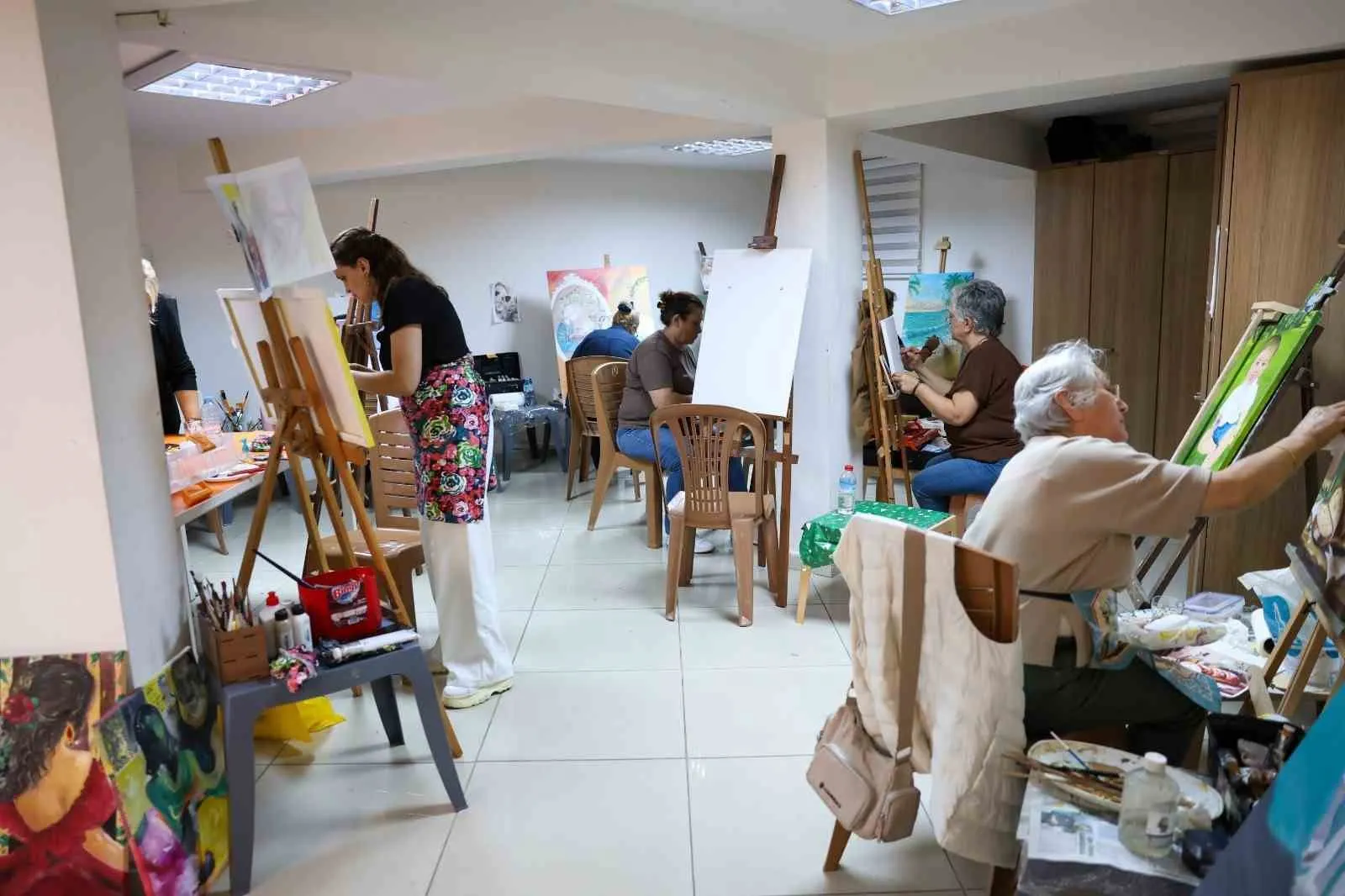 Efeler'de fırçalar sanat için buluşuyor: Hem öğreniyorlar hem sosyalleşiyorlar